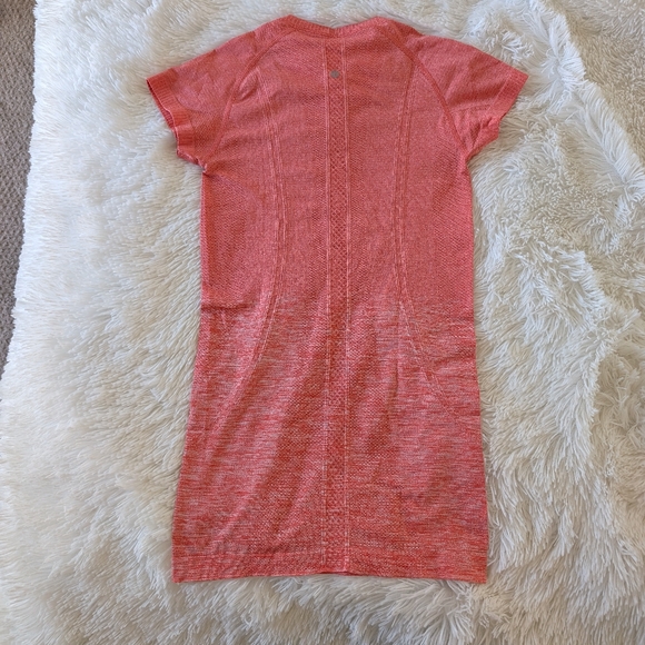 { Lululemon } Short Sleeve Swiftly Tee Heathered Alarming - Picture 3 of 5